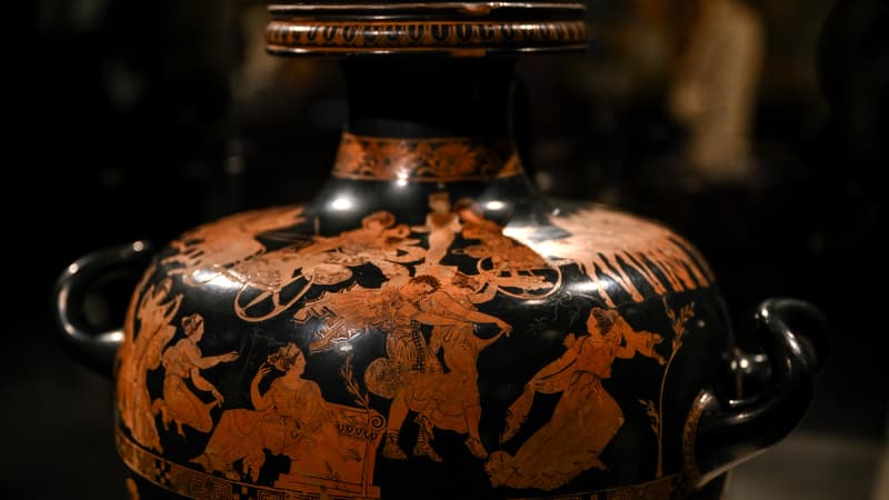 "Meidias hydria", un vase grec vieux de 2.500 ans prêté par le British Museum pour quatre mois au musée de l'Acropole d'Athènes, photographié le 5 décembre 2023, à Londres.