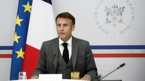 Le président Emmanuel Macron, le 20 octobre 2023, pendant une visioconférence à l'Elysée, avec les familles des otages français détenus à Gaza (Photo d'archive)