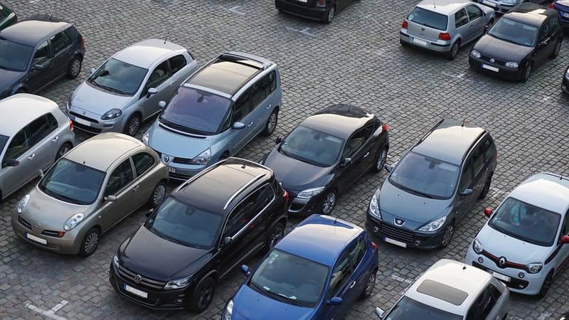 La voiture a été garée sur un parking en plein soleil.