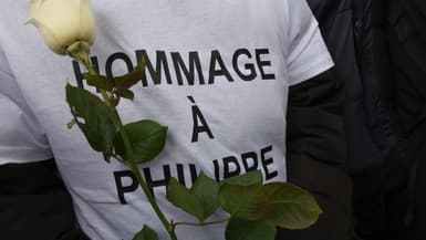 Une personne porte un t-shirt en hommage à Philippe, un jeune homme de 22 ans tué par un groupe de jeunes dans la nuit du 16 avril 2024, à Grande-Synthe (Nord), le 19 avril 2024.