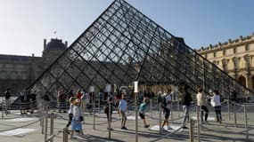 Queue distanciée et clairsemée à l'entrée du Louvre, le 6 juillet 2020