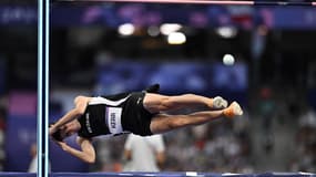 Le Néo-zélandais Hamish Kerr passe sous la barre en finale du saut en hauteur le 10 août 2024