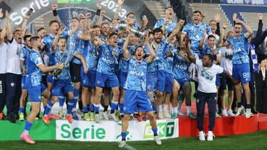 Les joueurs de Côme célèbrent la montée en Serie A, le 10/05/2024