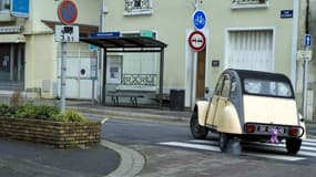Une 2CV photographiée roulant dans les rues de Champlan dans la banlieue de Paris (image d'illustration)