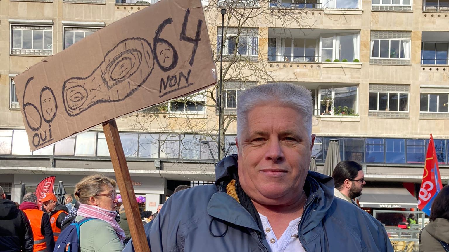Philippe, retraité de 62 ans, à Valenciennes, dans la manifestation contre les retraites le 11 mars 2023 Philippe, retraité de 62 ans, à Valenciennes, dans la manifestation contre les retraites le 11 mars 2023