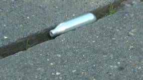 Une capsule vide de protoxyde d'azote, plus connu sous le nom de gaz hilarant, jetée dans la rue.
