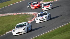 Une course du championnat Ginetta Junior sur le circuit de Brands Hatch, en avril 2012.