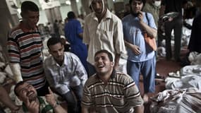 Des Egyptiens pleurent leurs morts à la mosquée du Caire le 15 août 2013.