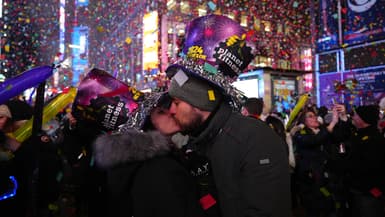 Un couple célèbre le passage en 2024 avec un baiser à Times Square à New York, le 1er janvier 2024