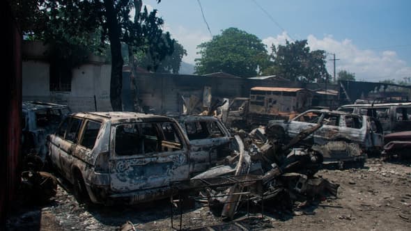 Des voitures brûlées à Port-au-Prince, en Haïti, le 25 mars 2024