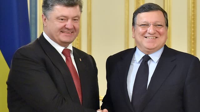 Petro Porochenko (ici à gauche, aux côtés de José Manuel Barroso) avait assuré que l'accord de libre-échange avec l'Union européenne entrerait en vigueur dès le 1er novembre, mais cela ne sera pas le cas.