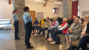 Des gendarmes animent une conférence de sensibilisation de seniors aux arnaques à Embrun (Hautes-Alpes), le 3 octobre 2024.