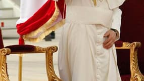 A l'entame d'une délicate visite de trois jours au Liban, Benoît XVI a plaidé vendredi pour l'arrêt des livraisons d'armes à la Syrie comme moyen de mettre fin au conflit qui déchire ce pays depuis dix-huit mois. /Photo prise le 14 septembre 2012/REUTERS/