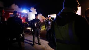 Cordon policier devant le dépôt de carburants de Donges, en Loire-Atlantique. La police est intervenue dans la nuit de mardi à mercredi pour mettre fin au blocage de ce dépôt, ainsi que celui de La Rochelle, par les opposants à la réforme des retraites. /