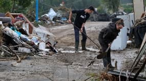 Après les inondations, les habitants de Villegailhenc nettoient les rues.
