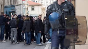 Des gendarmes français devant les locaux du groupe d'extrême droite 'Bastion social' alors que des manifestants protestent contre son ouverture à Marseille, le 24 mars 2018