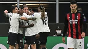 La joie du milieu de terrain de Lille, Yusuf Yazici, félicité par ses coéquipiers après son but contre l'AC Milan, lors de leur match de la Ligue Europa (groupe H), le 5 novembre 2020 au stade Meazza à Milan