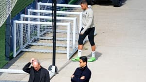 Kylian Mbappé, Luis Campos et Nasser Al-Khelaïfi, le 6 mai 2024 au camp d'entraînement du PSG