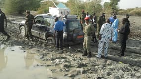 Soldats et policiers camerounais autour du 4x4 des Français enlevés à Dabanga, au Cameroun, près de la frontière avec le Nigeria.