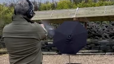 Tir au Glock 17 de 9 mm sur le parapluie PraPactum de Semper Invicta. Tir au Glock 17 de 9 mm sur le parapluie PraPactum de Semper Invicta.