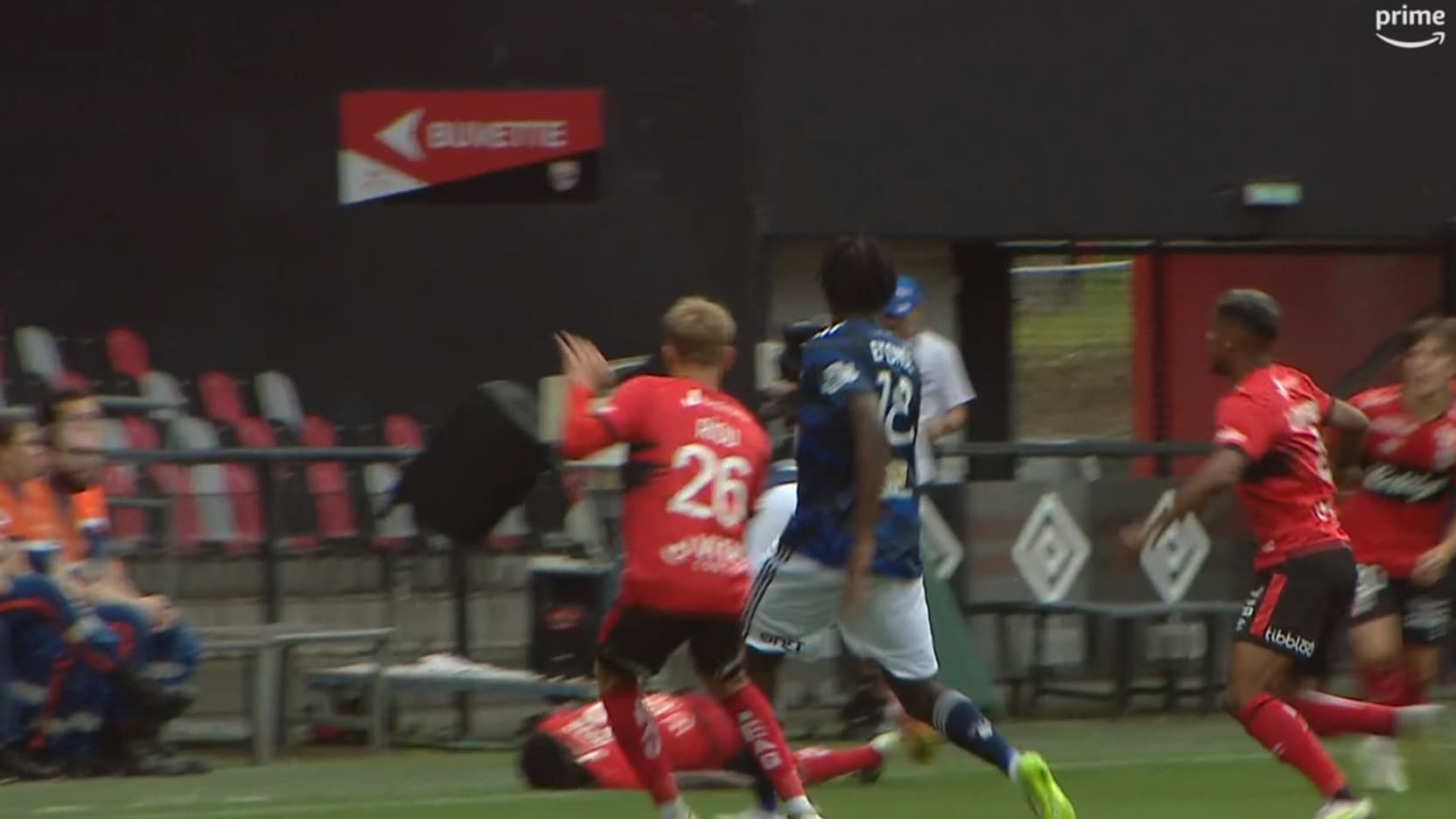 Choc tête contre tête entre Ndour et Ghrieb lors de Guingamp-Dunkerque, 12 août 2023 Choc tête contre tête entre Ndour et Ghrieb lors de Guingamp-Dunkerque, 12 août 2023