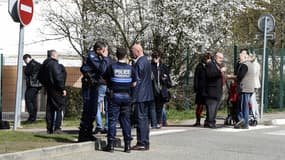 Des agents de police devant l'école "Le Mas de la Raz" en Isère, dont le directeur a été écroué pour viols.