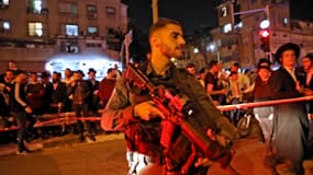 Des forces de sécurité israélienne à Bnei Brak le 29 mars 2022.