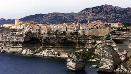Vue de Bonafacio, à l'extémité méridionale de la Corse. La France et l'Italie ont signé mardi un accord pour la protection du détroit de Bonifacio, une démarche qui pourrait déboucher sur l'interdiction de toute circulation de navires transportant des mat