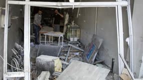 Le 28 avriil 2016, à Sukkari, quartier rebelle du Nord d'Alep, des Syriens constatent les dégâts à l'intérieur de l'hôpital Al-Quds causés par des bombardements aériens. (Photo d'illustration) 