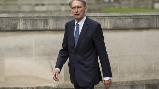 Philip Hammond a laissé entendre la possibilité de baisser les impôts et les charges pour les entreprises basées au Royaume-Uni afin qu'elles restent compétitives malgré les droits de douanes européens.