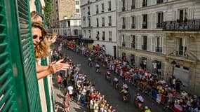 La liesse dans les rues de Paris lors du passage des cyclistes pour une épreuve olympique le dimanche 4 août 2024.