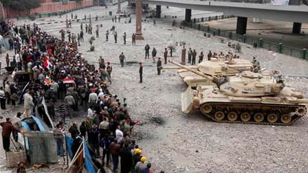 Près de la place Tahrir, dans le centre du Caire. L'opposition égyptienne est restée mobilisée samedi au douzième jour du soulèvement populaire contre le président Hosni Moubarak, alors que les discussions se poursuivent en coulisses pour trouver un moyen