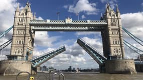 Le Tower Bridge est resté bloqué en position haute, samedi 22 août 2020.