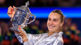 La N.1 mondiale biélorusse Aryna Sabalenka avec le trophée de sa victoire à l'US Open le 6 septembre 2025