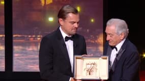 Leonardo DiCaprio remettant sa Palme d'or d'honneur à Robert De Niro lors de la cérémonie d'ouverture du Festival de Cannes 2025