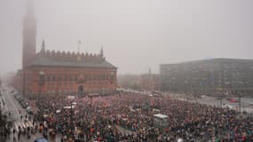 Des manifestants participent à un rassemblement sous les slogans "Ne touchez pas au Groenland" et "Le Groenland aux Groenlandais", devant l'hôtel de ville de Copenhague, au Danemark, le 17 janvier 2026.
