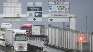 Des camions arrivent au port de Calais via le Tunnel sous la Manche, le 25 décembre 2020