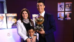 Cristiano Ronaldo et sa mère avec le Ballon d'Or