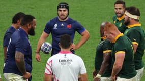 Antoine Dupont avant une mêlée lors de France-Afrique du Sud, le 15 octobre 2023