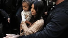 La vedette de télé-réalité américaine Kim Kardashian quitte la cathédrale arménienne St Jacques avec sa fille, le 13 avril 2015 à Jérusalem