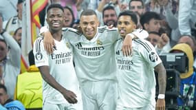 Vinicius et Rodrygo entourent Kylian Mbappé au moment de célébrer un but lors de Real Madrid-Salzbourg en Ligue des champions, le 22 janvier 2025