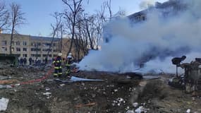 Les pompiers tentent d'éteindre l'incendie qui touche un immeuble de Kiev, le 18 mars 2022 