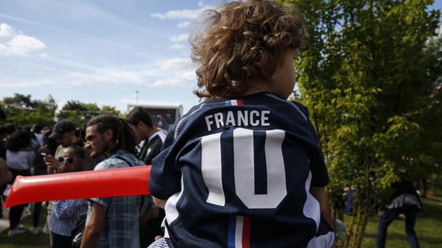 Un enfant porte un maillot de l'équipe nationale de football de France, le 21 juin 2018. (photo d'illustration)