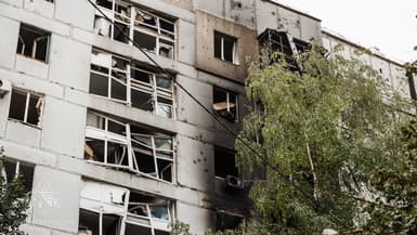 Les secours ukrainiens mènent des opérations de recherche et de sauvetage après une attaque russe dans la région de Dnipropetrovsk en Ukraine, le 20 septembre 2025. 