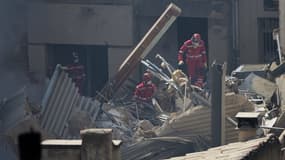 Des pompiers fouillent dans les décombrent à Marseille