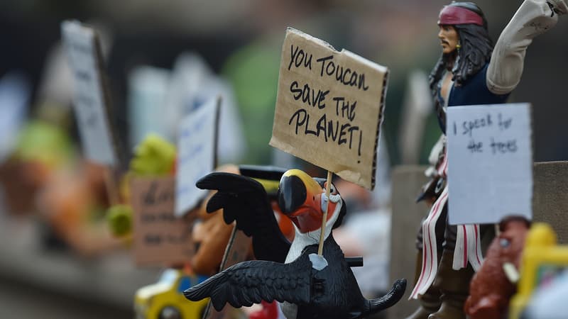 Des figurines tiennent des pancartes pour la Cop21, le 27 novembre 2015.
