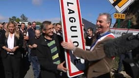 Le maire de Laguiole décroche le panneau de sa ville, le 19 septembre 2012.