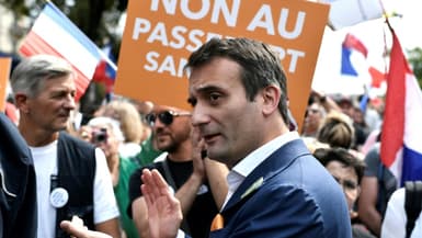 Florian Philippot (c), ex-numéro 2 du Front national, chef de file des "Patriotes", participe à une manifestation anti-pass sanitaire à Paris, le 21 août 2021