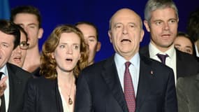 Christian Estrosi, Nathalie Kosciusko-Morizet, Alain Juppé et Laurent Wauquiez chantent La Marseillaise à la fin d'un meeting à Bordeaux le 22 décembre 2014. 
