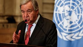 Le patron de l'ONU Antonio Guterres s'exprimant en conférence de presse avec le ministre des Affaires étrangères égyptien, au Caire, le 19 octobre 2023.